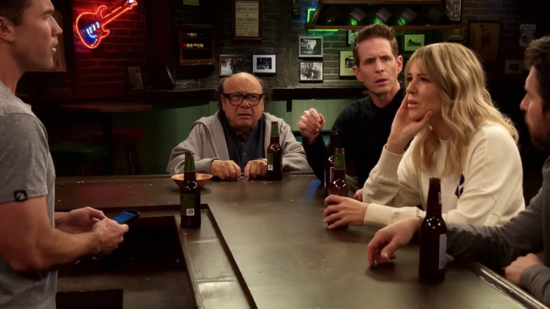 Always Sunny, the gang at the bar 