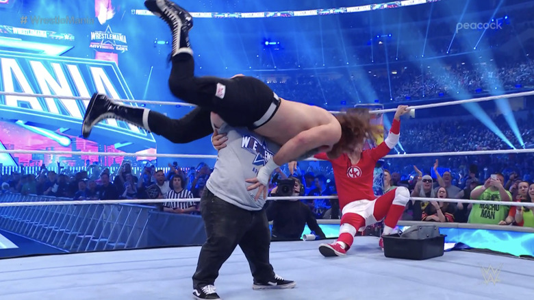 Wee Man body slams Sami Zayn at Wrestlemania 38