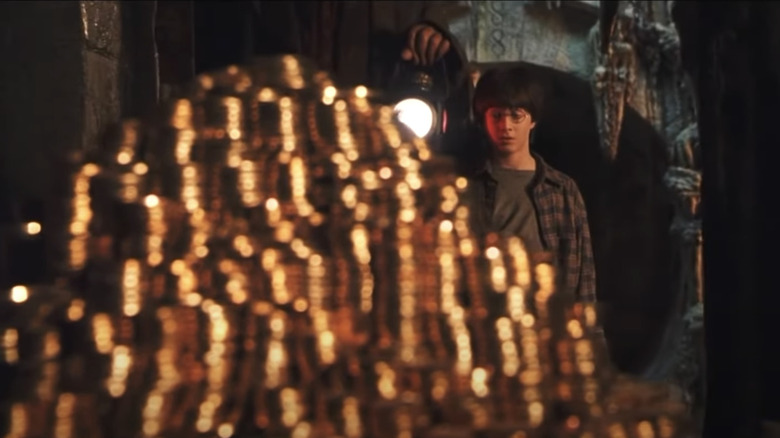 Daniel Radcliffe como Harry Potter olhando para sua herança no Gringotts Wizarding Bank em Harry Potter e a pedra do filósofo