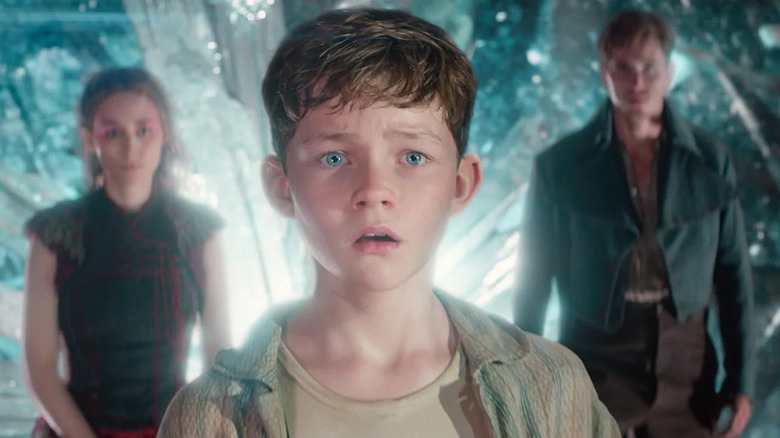 Peter Pan de Levi Miller se queda sorprendido frente al Tiger Lily de Rooney Mara y James Hook en Pan de Garrett Hedlund