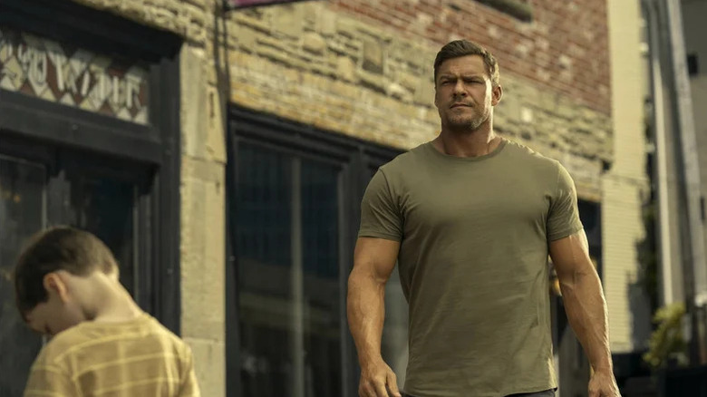 Reacher Alan Ritchson berjalan menyusuri jalanan di Reacter