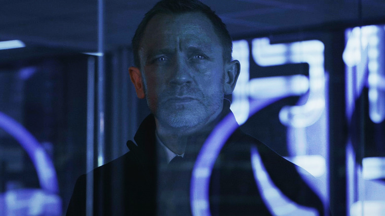 James Bond interpretado por Daniel Craig mira por la ventana de un rascacielos de Shanghai en Skyfall