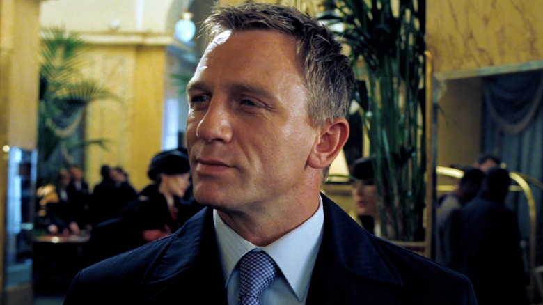 James Bond interpretado por Daniel Craig sonríe en Casino Royale