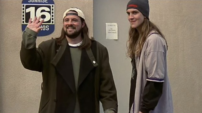 Silent Bob waves at Gale Weathers as Jay looks on in Scream 3