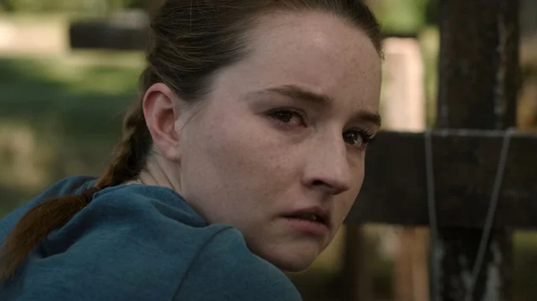 Abby menangis di depan kuburan di The Last of Us