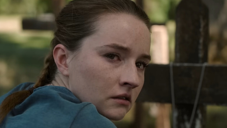 Kaitlyn Dever as Abby crying over a grave in The Last of Us