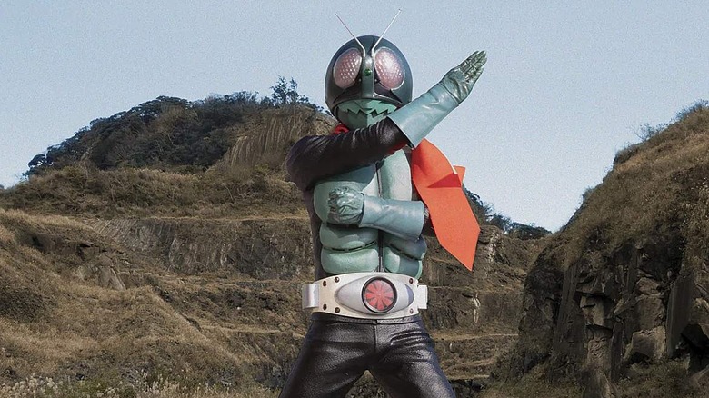 Kamen Rider memberikan pose bertarung dalam perjalanan! Pergi! Kamen Rider