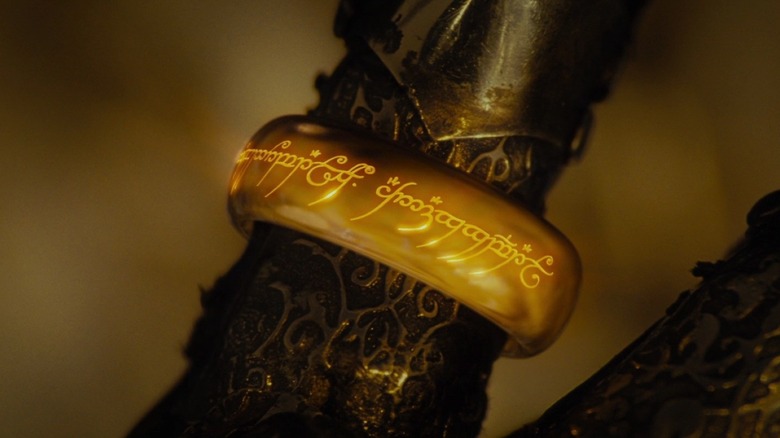 Sauron forja el único anillo en el señor de los anillos: la comunión del anillo