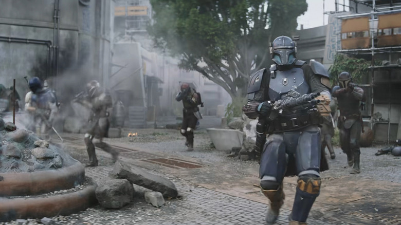 Paz VIzsla (voiced by Jon Favreau) fights with the Death Watch in The Mandalorian