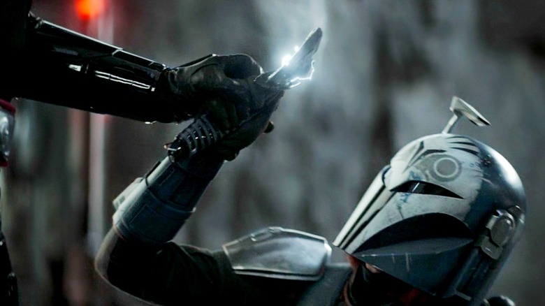 Mandalorian Gideon destroys the Darksaber