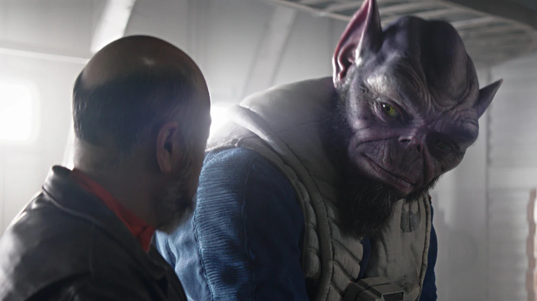 Zeb talking with pilot Carson Teva in The Mandalorian