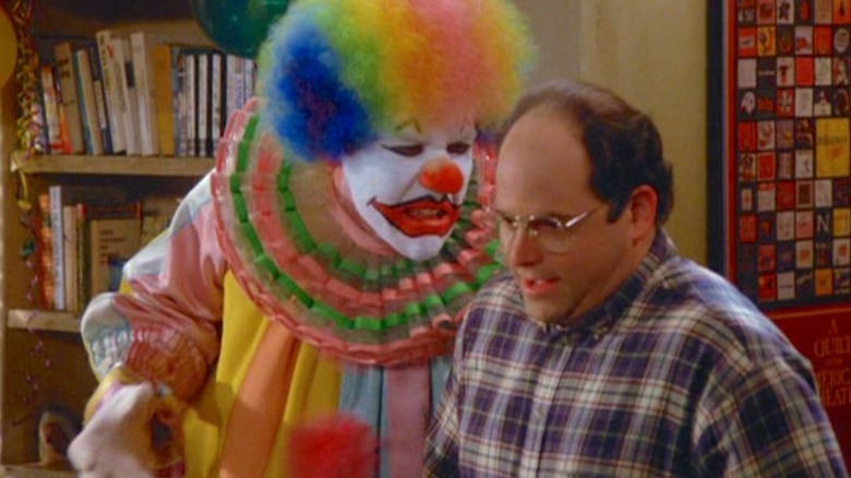 Eric el Payaso le grita a George en Seinfeld