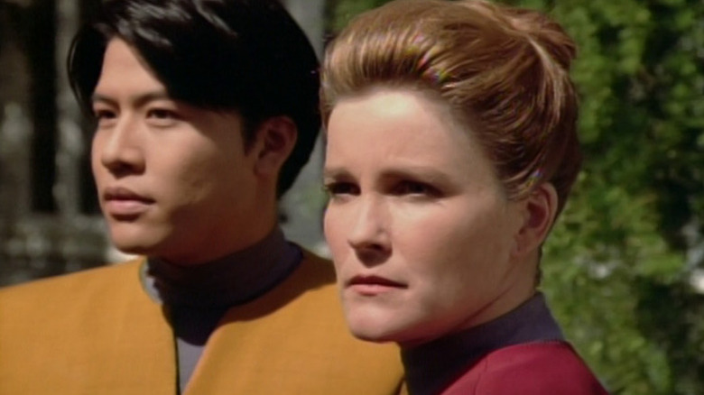 Harry Kim und Captain Janeway aus Star Trek: Voyager auf der Heimatwelt des Hausmeisters