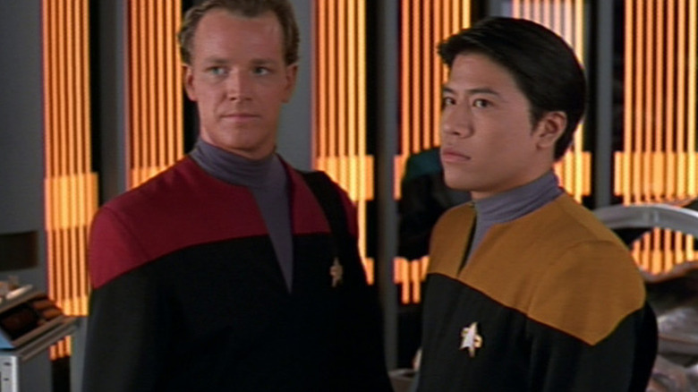 Tom Paris und Harry Kim aus Star Trek: Voyager sehen auf der Krankenstation ernst aus