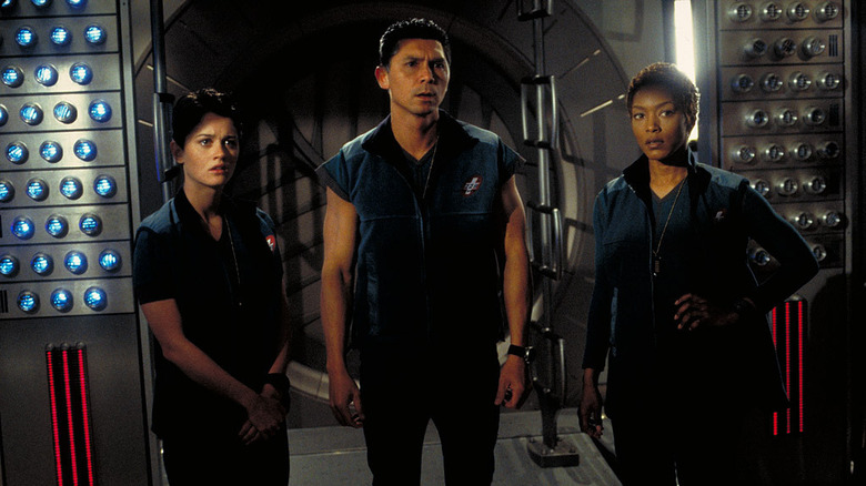 Robin Tunney, Lou Diamond Phillips, Angela Bassett in Supernova