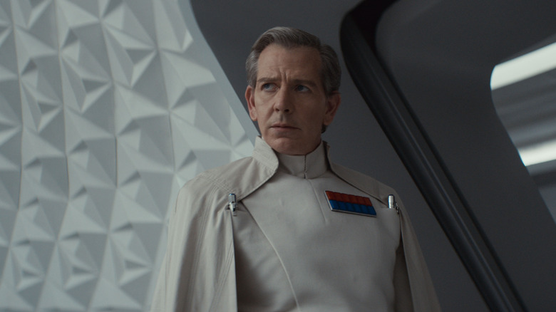 Ben Mendelsohn jako Orson Krennic wygląda na zmartwionego w drugim sezonie Endor