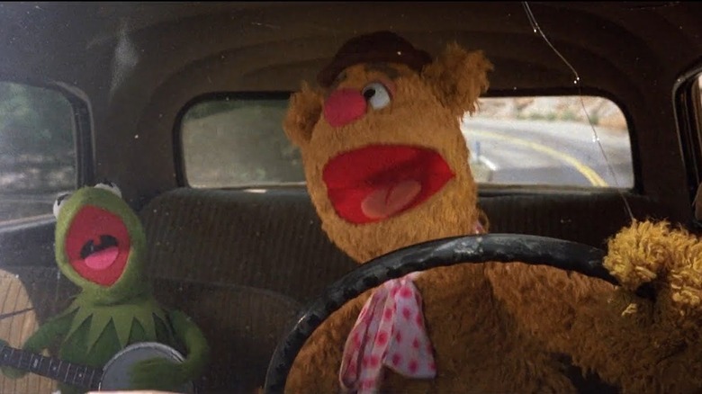 Kermit and Fozzie singing Movin Right Along