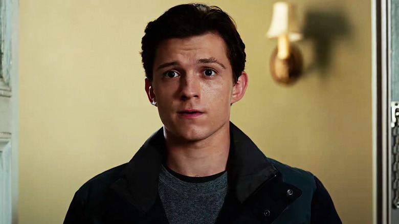 Peter Parker, de Tom Holland, parecendo preocupado com o Homem-Aranha: de jeito nenhum para casa