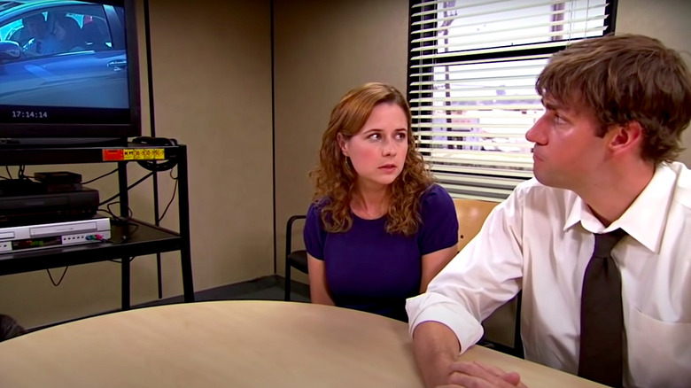 Jenna Fischer and John Krasinski get caught hiding their new relationship on The Office