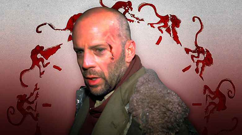 Bruce Willis em 12 Monkeys com o logotipo do filme atrás dele