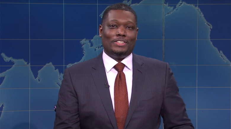 Michael Che en el escritorio de actualización del fin de semana de Saturday Night Live