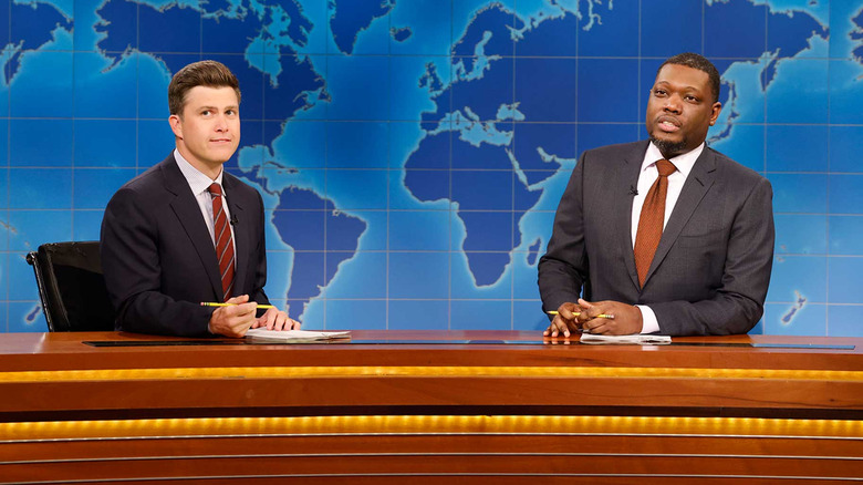 Colin Jost e Michael Che na mesa de atualização do Saturday Night Live Weekend