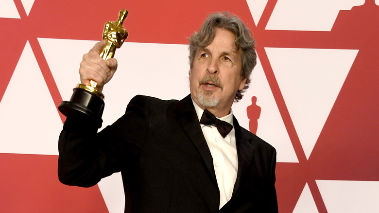 Peter Farrelly segurando o Oscar de Livro Verde