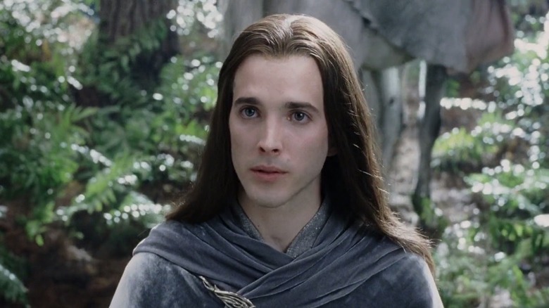 Figwit mendongak sambil berdiri di hutan di Lord of the Rings: The Return of the King