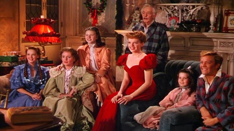 Judy Garland as Esther Smith celebrates Christmas with the entire Smith family in Meet Me in St. Louis