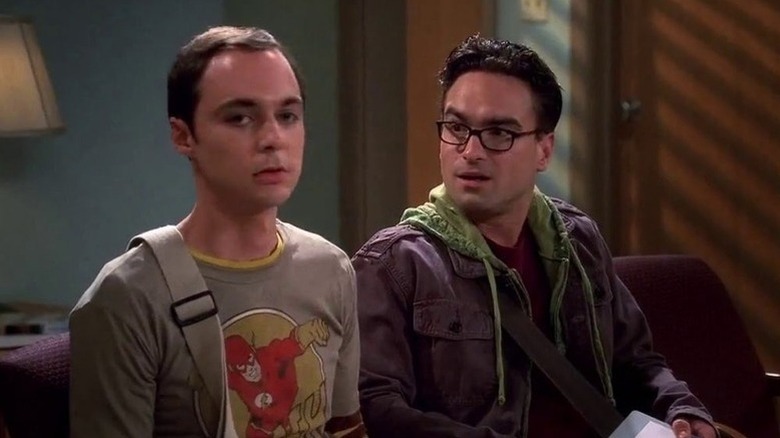 Sheldon Cooper e Leonard Hofstadter parecem preocupados com a teoria do Big Bang