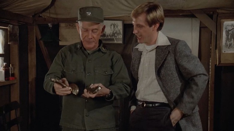 Harry Morgan e Dennis Dugan em M*A*S*H