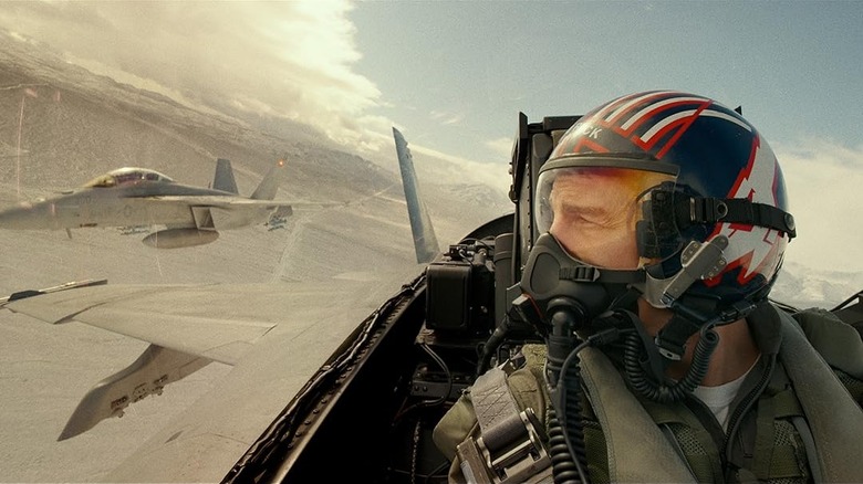 Top Gun Maverick Tom Cruise voando 