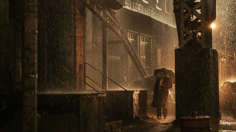 O pinguim fica na chuva em Gotham City