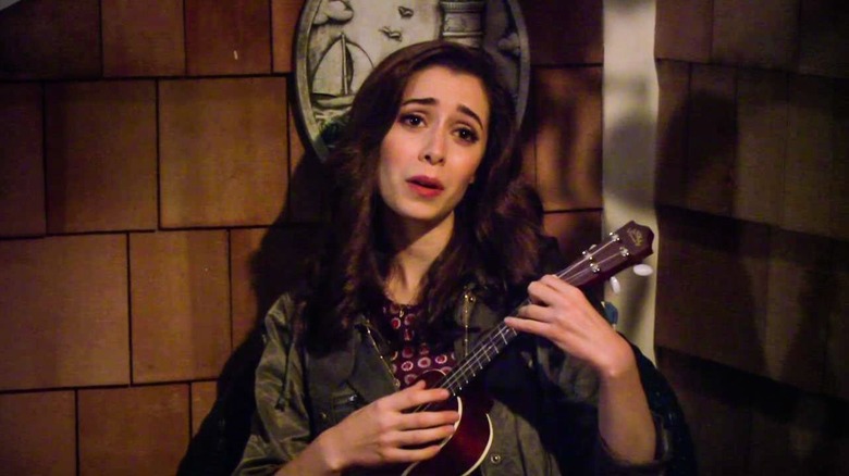 Tracy playing the ukelele in How I Met Your Mother