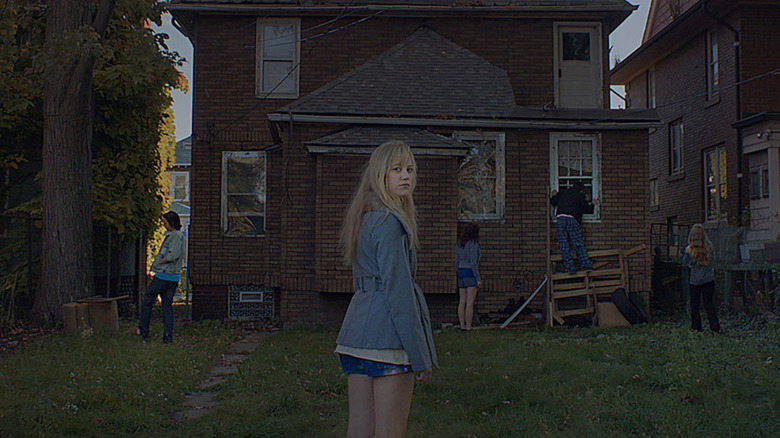 It Follows - Characters in Front of Abandoned House