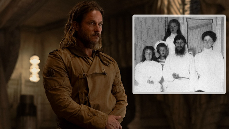 Travis Fimmel como Desmond Hart em Duna: Profecia com uma foto de Rasputin e da família real russa