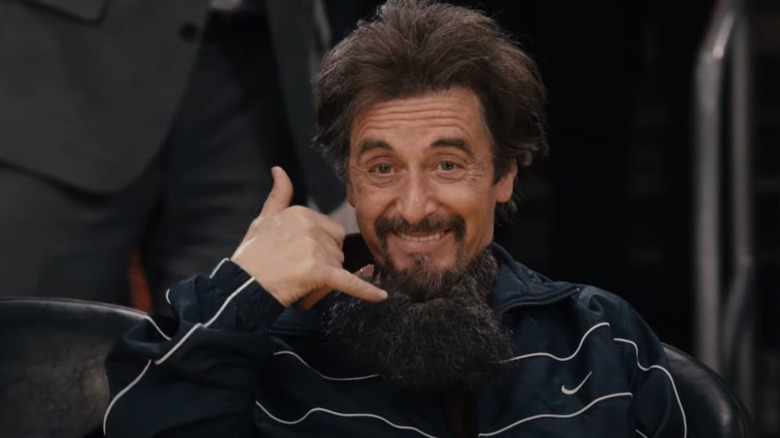 Al Pacino, con barba falsa alrededor del cuello, sonríe y regala 