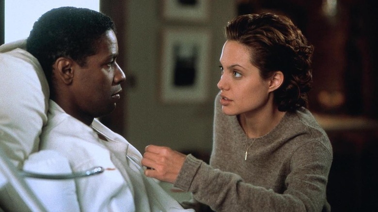 Angelina Jolie como Amelia Donaghy conversando con Denzel Washington como Lincoln Rhyme en The Bone Collector