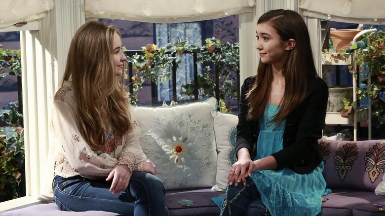 Sabrina Carpenter e Rowan Blanchard na janela saliente em Girl Meets World