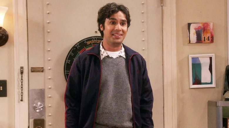 Raj Koothrappalli sorrindo hesitante