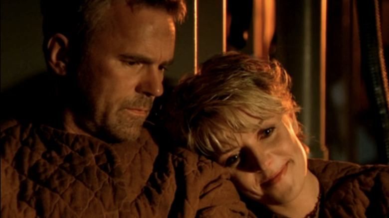 Samantha de Amanda Tapping coloca a cabeça em Jack de Richard Dean Anderson em Stargate SG1