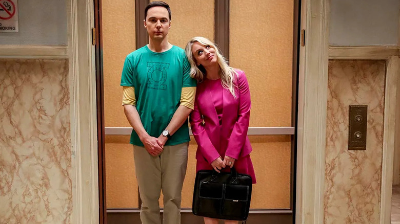 Sheldon und Penny im Big Bang Theory-Aufzug