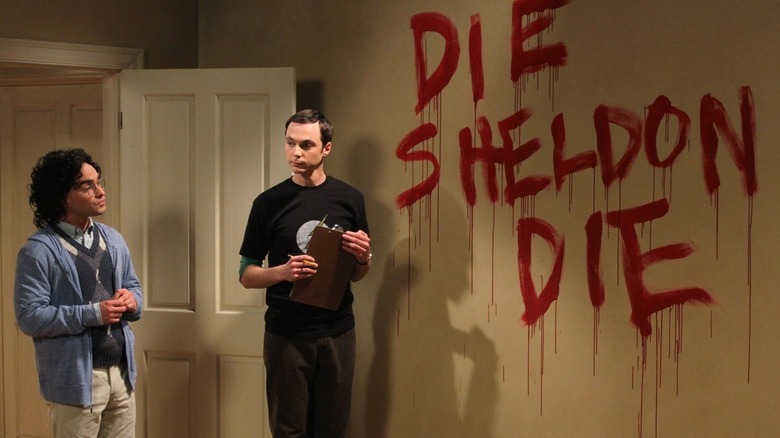 Leonard e Sheldon perto de graffiti Teoria do Big Bang