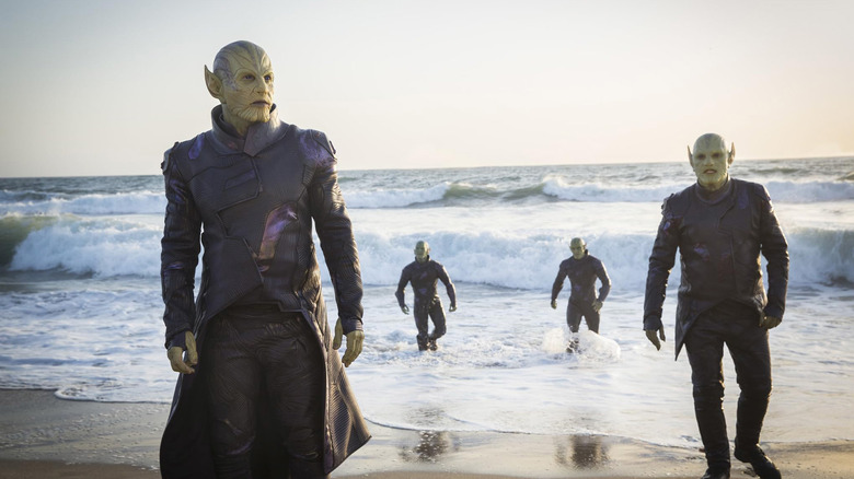 Uma invasão Skrull chega à costa em Capitã Marvel