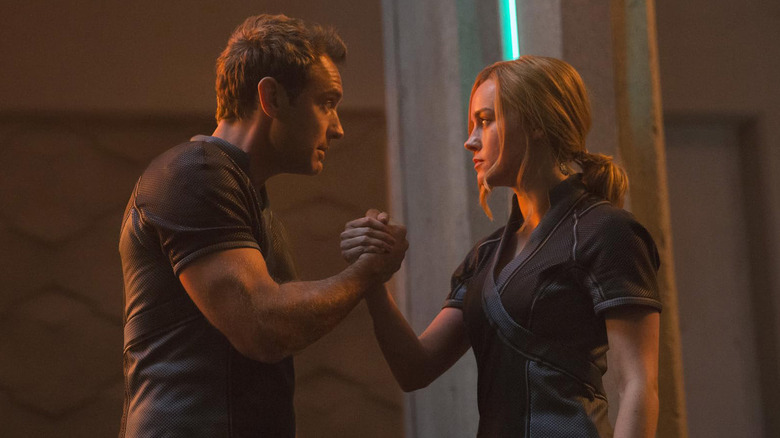 Jude Law e Brie Larson em Capitã Marvel