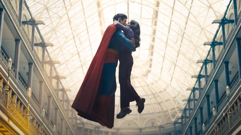 David Corenswet como Superman e Rachel Brosnahan como Lois Lane em Superman