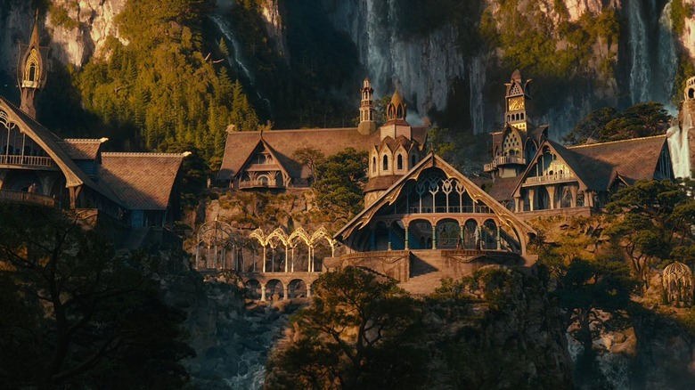 Rivendell dibangun di tebing