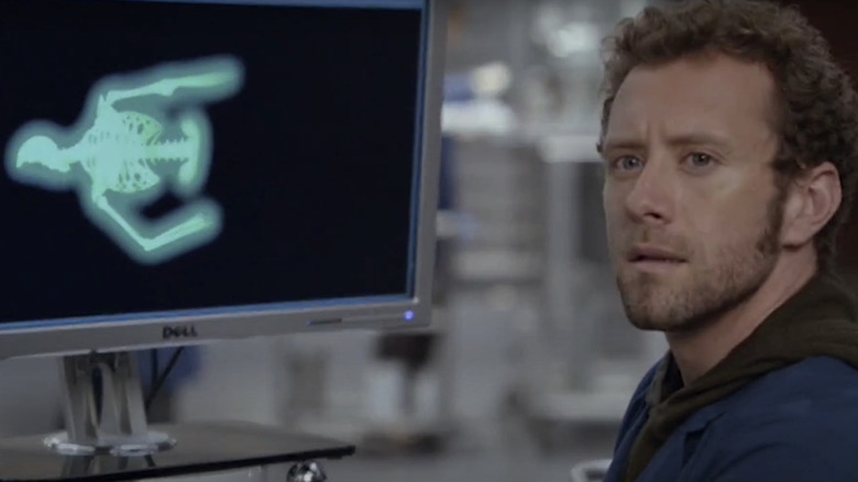 TJ Thyne's Jack Hodgins berpaling dari layar komputer dengan kerangka di atasnya di tulang