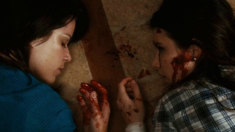 Sidney and Jill bloody and on the ground in Scream 4