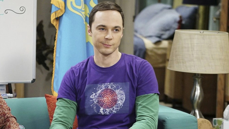 Sheldon no sofá e sorrindo 